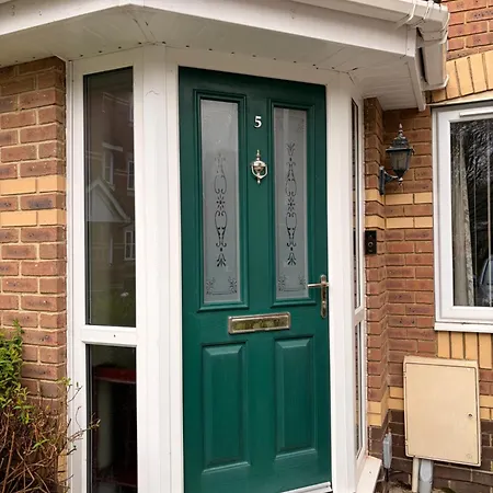 Holiday home Comfortable 2bed Nr Centre And Parking *