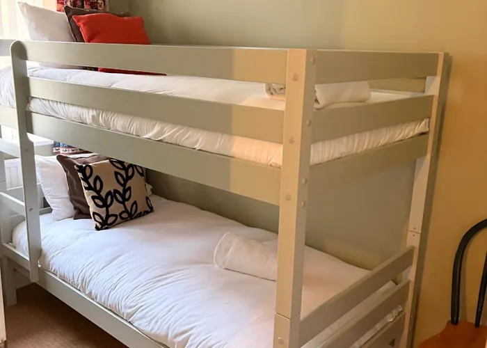 Comfortable 2bed Nr Centre And Parking *